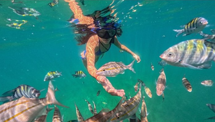 Mulher fazendo snorkel